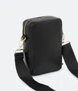 Bolso bandolera porta celular color negro, con correa ajustable y cierres de cremallera.