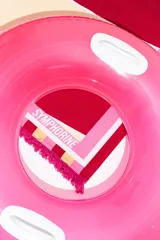 Pareo rectangular de algodón con diseño de rayas horizontales en tonos rosa, rojo, amarillo y blanco.