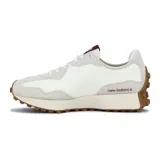 Championes New Balance Lifestyle modelo 327, color crema y bordó. Presentan una capellada en tonos claros con el logo 'N' grande en color bordó. La suela es de goma color café con relieve de tacos.