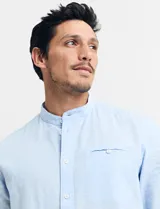 Camisa de lino color beige, de cuello mao y manga larga.