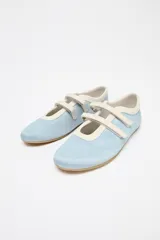 Zapato tipo bailarina deportiva color celeste con efecto satinado, puntera redondeada, suela plana y doble tira con ajuste adhesivo.