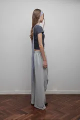 Pantalón de jogging gris melange, corte amplio, con cintura elástica, bolsillos laterales y pinzas en las rodillas.