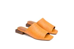 Zuecos color naranja con capellada tejida, taco bajo de madera y suela antideslizante.