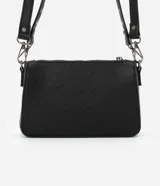 Bolso baguette negro de cuero sintético con asa larga, cierre de cremallera y apliques de spikes y detalles metálicos.