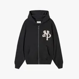 Campera negra con cierre frontal, capucha y logo bordado en el pecho.