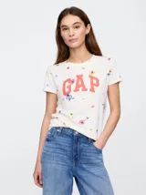 Remera blanca de algodón con estampado de flores y logo GAP en color coral.