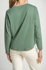 Sweater de mangas largas color verde con una franja horizontal color crema en el pecho.