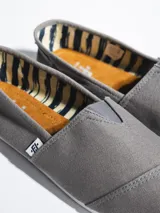 Alpargatas grises de lona con suela de goma blanca.