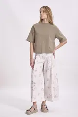 Pantalón palazzo de tiro alto con estampado de dibujos lineales en tonos pastel.