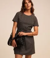 Vestido corto negro con estampado geométrico en color crema, de corte recto, manga corta y cuello redondo. Incluye cinturón fino del mismo tejido.