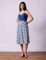 Vestido midi de modal estampado con breteles finos, escote en V y detalle de crochet en el corpiño. Espalda con punto smock.