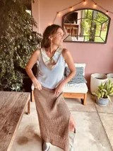 Falda larga de lurex dorada metalizada con tajos a los costados y detalles en crochet.