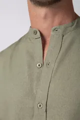 Camisa de lino negra con cuello mao y mangas largas.