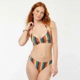 Top de bikini con estampado de rayas verticales en tonos marrón, verde, naranja y rosa. Diseño de triángulo con tirantes finos y detalle fruncido en el centro del busto.