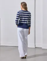 Buzo tejido de punto marca Rio & Rian, con escote en V, aplique de botones y mangas tres cuartos.