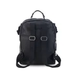 Mochila color beige de símil cuero con doble apertura superior con cierre. Incluye dos bolsillos al frente con cierres metálicos, asa rígida de mano y correa de galón. En la espalda correas de galón regulables.