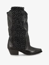 Bota negra de caña media con punta fina y taco ancho bajo. Presenta detalle de tramado en los laterales.