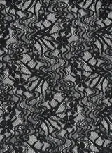 Top blanco de encaje con escote en V, mangas largas acampanadas y lazo lateral para ajustar.