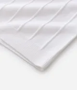 Remera de manga corta color marrón, con cuello redondo y textura acanalada vertical. Confeccionada en viscosa y poliamida.