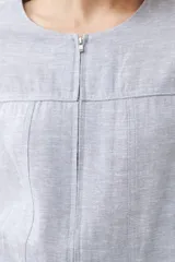 Chaqueta gris melange de lino con cierre frontal y mangas largas.