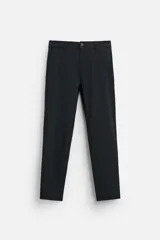Pantalón slim fit negro confeccionado en tejido con elasticidad en ambas direcciones. Cuenta con bolsillos frontales y traseros de vivo con botón. Cierre frontal con cremallera y botón.
