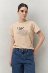 Remera blanca de manga corta con estampado tipográfico azul en el frente.
