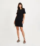 Vestido corto negro de viscosa con mangas cortas y cuello redondo de punto en color blanco y gris.