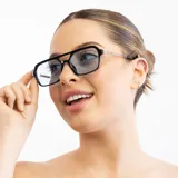 Lentes de sol con marco negro, patillas plateadas y lentes celestes.