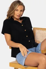Camisa negra de lino con viscosa, corte relajado y botones de madera.