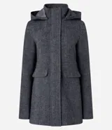 Saco alargado con cuello alto y capucha, confeccionado en tejido polivelour espina de pez y bolsillos con solapa.