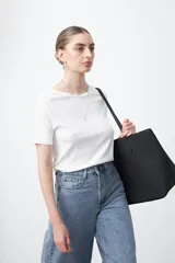 Remera blanca de manga corta, confeccionada en tejido acanalado elástico, con escote redondo.