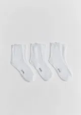 Kit de tres pares de medias blancas de algodón elastizadas, de corte medio.