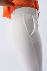 Pantalón blanco de corte cigarette con cinturón incorporado y ruedo doblado.