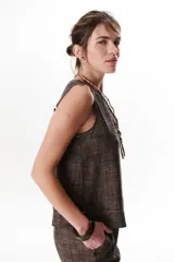 Musculosa celeste de lino con cuello redondo y corte recto.