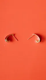 Aros pequeños tipo argolla, con diseño de doble banda, una dorada y otra esmaltada en color bordó.