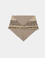 Bufanda tejida de forma triangular, con estampado de corazones en la parte superior, animal print en el centro y la frase "Love is Love" en los bordes.