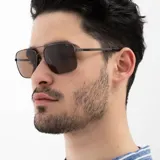 Lentes de sol INVU modelo IB12521C, con montura metálica color gris plomo y lentes polarizadas color marrón.