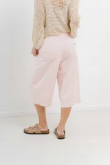 Bermuda color crema de tiro medio con corte recto y largo por la rodilla. Diseño amplio tipo culotte corto, con dobladillo ancho en el ruedo. Presenta bolsillos delanteros y traseros funcionales. Confeccionada en denim suave y cómodo.