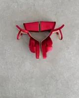 Sandalias de cuero vacuno color rojo con tiras cruzadas en el empeine y pulsera al tobillo. Taco bloque de 9.5 cm.