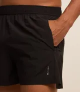 Bermuda deportiva masculina, modelo runner, color gris topo, con cintura elástica y cordón interno. Presenta recortes laterales y bajo redondeado.