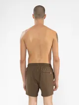 Short de baño marrón con bordado de enredadera en la pierna, cintura elástica con cordón regulable, bolsillos laterales y trasero con cierre.