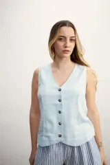 Chaleco negro con escote en V y abotonadura frontal.