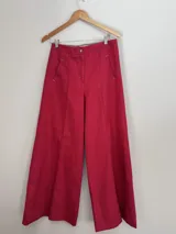 Pantalón marrón de lino y algodón, de tiro medio y piernas anchas, con bolsillos delanteros y traseros con detalles de remaches.