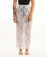 Pollera larga de encaje blanco, de corte recto y tiro alto, con forro interior.