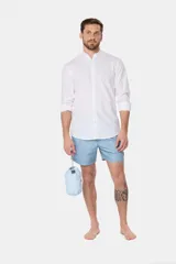 Short de baño celeste con estampado de veleros blancos, cintura elástica con cordón ajustable, dos bolsillos laterales y suspensor de malla fina.