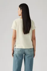 Remera color crema de corte recto, con mangas cortas con dobladillo y bolsillo en el pecho con bordado floral.