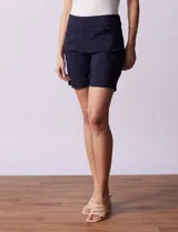 Short negro de gabardina elastizada con pretina ancha y bolsillos delanteros.