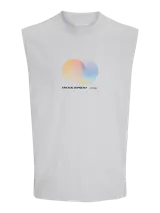 Musculosa blanca de algodón con cuello redondo y estampado de dos círculos entrelazados con líneas horizontales en tonos naranja, celeste y azul.