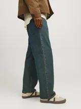 Jean azul de tiro alto y corte baggy. Cierre con botón y tejido de sarga.
