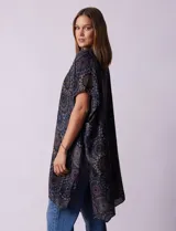 Kimono largo de modal con estampado de mandalas en tonos azul, naranja y marrón.